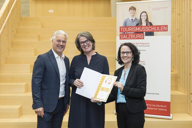 Landesrätin Daniela Gutschi mit Robert Tschaut (Fachinspektor für Bewegungserziehung und Sport der Bildungsdirektion Salzburg) mit Helga Ebner von der Sportmittelschule in Faistenau. | Foto: Land Salzburg/Neumayr/Leopold