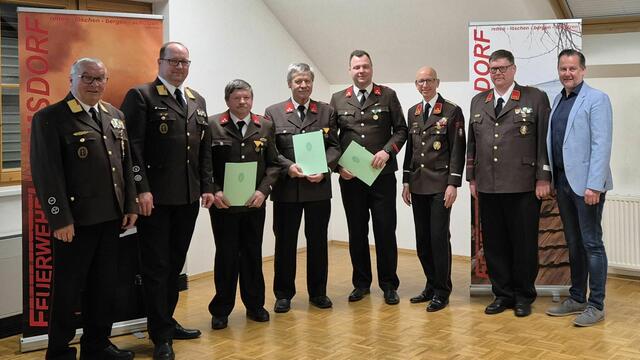 HFM Karl Michelitsch und HFM August Schober wurden für 25-järhige Mitgliedschaft mit einer Auszeichnung des Landes Steiermark bedacht, HFM Philipp Ott erhielt die Katastrophenhilfemedaille des Landes Steiermark in Bronze, am Bild mit ABI Karl Koch und BR Wolfgang Fellner (l.) sowie HBI Hans Jürgen Ferlitsch, OBI Hans-Jürgen Novak und Bgm. LAbg. Andreas Thürschweller (r.) | Foto: FF Hörmsdorf