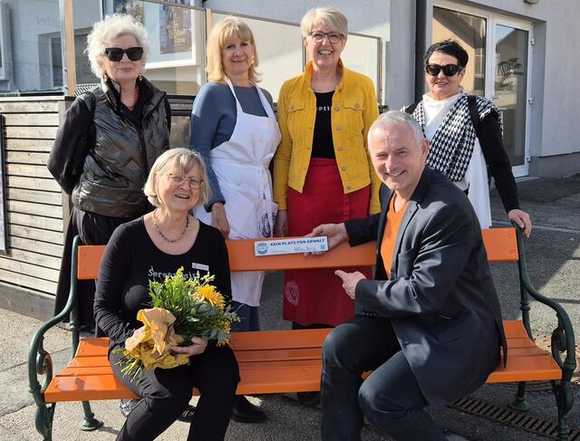 Soroptimistinnen Präsidentin Ingrid Lebersorger-Berger mit Vereinsvertreterinnen und BGM Martin Leonhardsberger auf der neuen Bank in Mank. | Foto: Stadt Mank