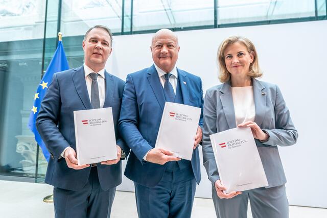 SPÖ-Vorsitzender Andreas Babler (li), ÖVP-Vorsitzender Christian Stocker und NEOS-Vorsitzende Beate Meinl-Reisinger präsentieren das Regierungsprogramm ihrer Koalition. | Foto: Helmut Graf / Heute / picturedesk.com