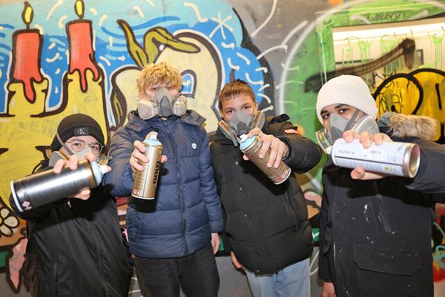 Street Art in der Rathaus-Unterführung: Schülerinnen und Schüler der MS Taxham | Foto: Uwe Brandl