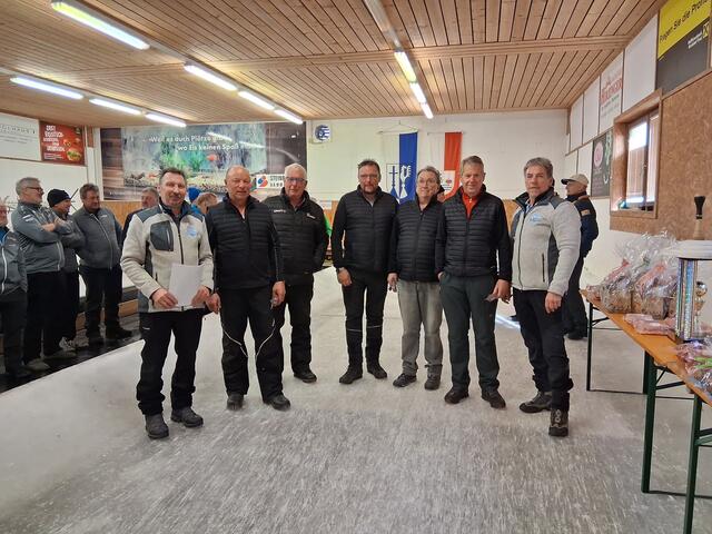 Rang 7: ESC Jochberg; Herbert Hochwimmer, Felix Schipflinger, Hans Pletzer, Andi Aberger, Walter Kreidl, mit den Gratulanten l. Stefan Seibl und r. Wolfgang Schneider. | Foto: Lea Kogler, Brigitte Müller