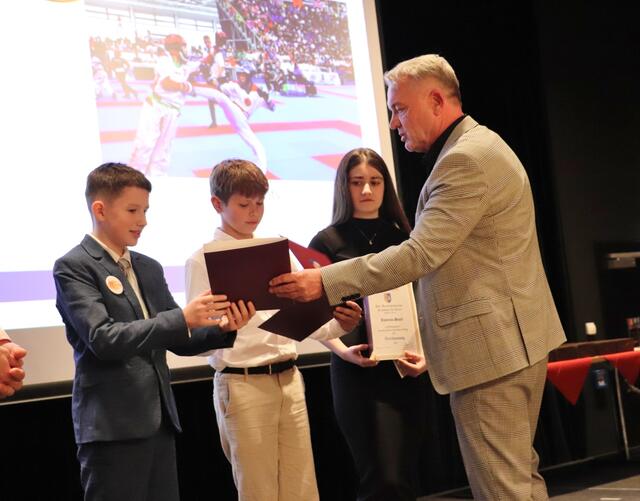 Bgm. Manfred Komericky ehrte die Staatsmeister im Pointfighting Konstantin Sascha, Luca Schirmetz und Jasmina Dzajic | Foto: Edith Ertl