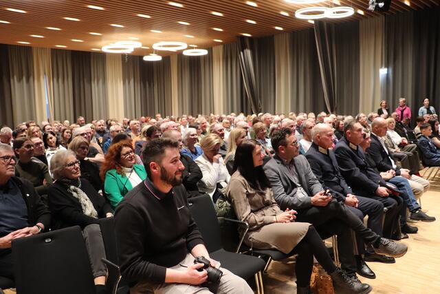 Das bei der Bürgerversammlung bis auf den letzten Platz besetzte Forum zeigte das Interesse der Kalsdorfer am Gemeindegeschehen.  | Foto: Edith Ertl