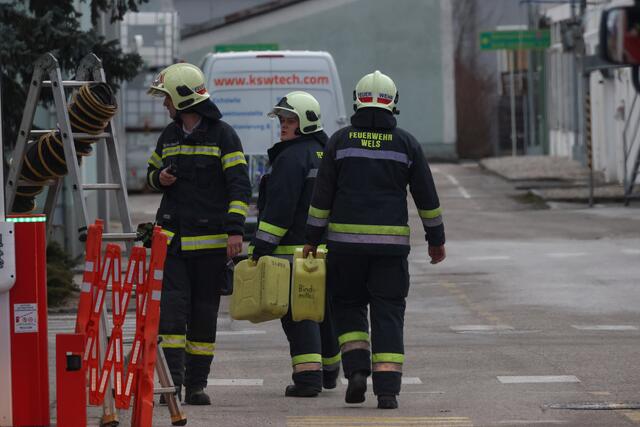 Die Feuerwehr musste ins Welser Industriegebiet im Stadtteil Pernau ausrücken, um Gefahrstoff bei einem Chemieunternehmen zu binden. | Foto: laumat.at