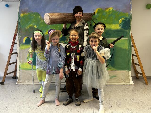 Titelfoto Amstetten/Ybbstal: Seraphina, Theresa, Alex, Niklas, Michael und Vincent sind schon fleißig am Proben. Den die "ulkids" in Ulmerfeld-Hausmening bringen ein Grimm-Märchen auf die Bühne.  | Foto: Dietl-Schuller