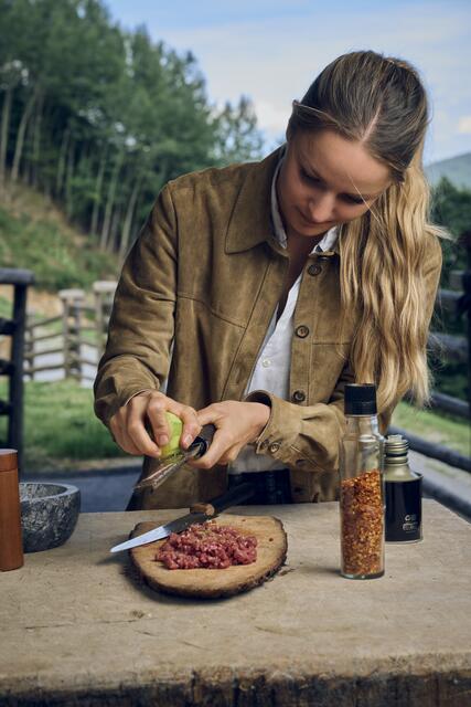 Paula Bründl kocht bei dem Echt Schreckbauer - Josef Mayer auf dem Hof Oberseidlgut | Foto: Mirco Taliercio / Servus Magazin