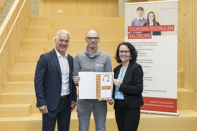 Landesrätin Daniela Gutschi mit Robert Tschaut (Fachinspektor für Bewegungserziehung und Sport der Bildungsdirektion Salzburg) mit Gernot Schwaiger vom Morg Grödig.  | Foto: Land Salzburg/Neumayr/Leopold