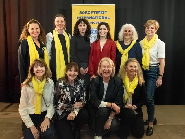 Das Team des Soroptimist Club Mödling freut sich mit Vizebürgermeisterin Silvia Drechsler und Hausherrin Doris Handler über die berührenden und außergewöhnlichen Texte gegen Gewalt an Frauen, die die beiden Preisträgerinnen Elena Piskin und Paula Dorten vortrugen | Foto: Ulrike Strelec