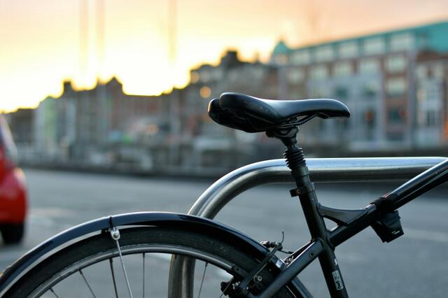 In der Stadt wird häufiger in die Pedale getreten: In Graz liegt der Anteil der Wege, die mit dem Fahrrad zurückgelegt werden, bei 20 Prozent, in den Regionen Deutschlandsberg, Leibnitz und Voitsberg hingegen im Schnitt nur bei vier Prozent. | Foto: Alejandro Lopez / Unsplash