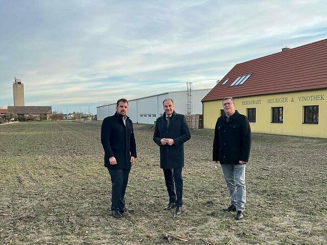 Zukünftiger Pflegestützpunkt in Gols: Soziallandesrat Leonhard Schneemann bei einem Lokalaugenschein mit Bürgermeister Kilian Brandstätter und Vize-Bürgermeister Gerhard Playl Anfang des Jahres.  | Foto: Landesmedienservice Burgenland