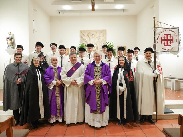 Abt Maximilian Heim mit den Damen und Herren der Ritter der Komturei Baden-Wiener Neustadt des Ritterordens vom Heiligen Grab in Jerusalem. | Foto: Stift Heiligenkreuz, Elisabeth Fürst