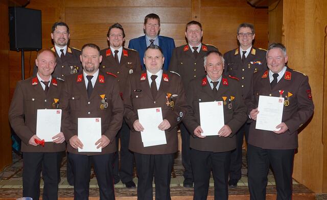 Die geehrten Feuerwehrmänner mit Bezirks-Kommandant Andreas Oblasser, Abschnittskdt. Robert Lechner, Bgm. Peter Payr, Kdt. Harald Gschwentner und Stv. Martin Strasser. | Foto: Nageler