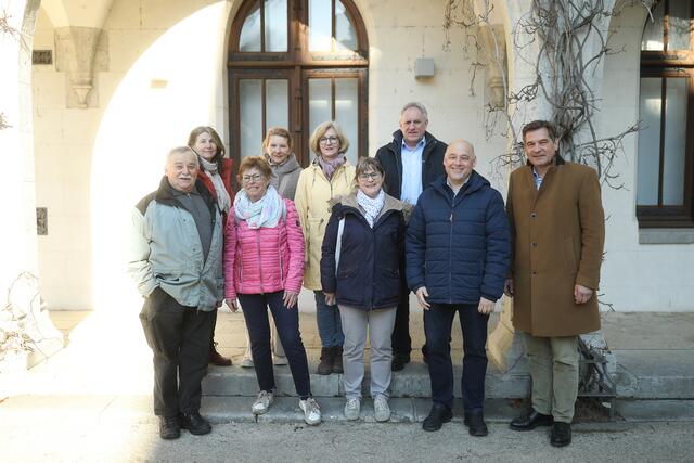 Bürgermeister Werner Krammer (r.) bedankte sich bei Waidhofens Kulturvermittlerinnen und -vermittlern für ihr Engagement: Max Hirsch, Elfie Scholler, Doris Dürauer, Claudia Pöchgraber, Petra Müller, Gudrun Huemer, Rainhard Kos und Thomas Vielhaber (v.l.). | Foto: Stadt Waidhofen