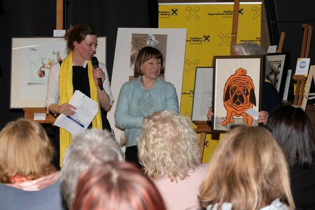 "Eddi", ein wunderbarer Tombolapreis von Ursula Olbert,  freut sich sich auf eine neue Heimat bei einer glücklichen Gewinnerin oder einem beeindruckten Gewinner. Übergabe durch Präsidentin Frederike Anna Gillissen | Foto: Ulrike Strelec