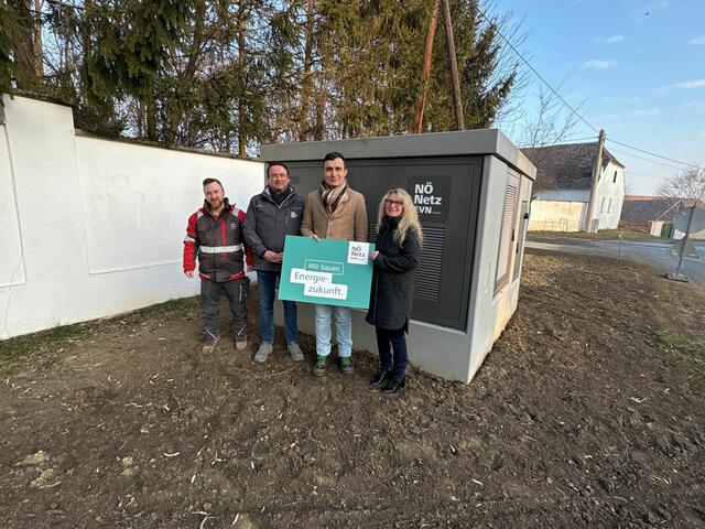 Bürgermeisterin Sonja Platzer, Thomas Haunold, Stefan Grader und Fabian Zimmerl (alle Netz NÖ). | Foto: EVN NÖ 