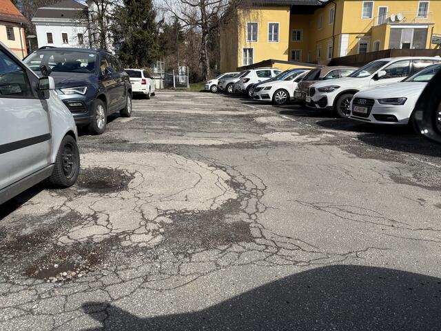 Ach der Gratisparkplatz in Villach-Völkendorf verträgt neuen Asphalt. | Foto: MeinBezirk.at