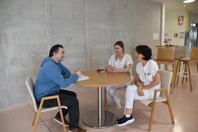 In einem gemütlichen Gespräch schilderten die beiden Mitarbeiterinnen, was ihnen an ihrem Beruf gefällt. | Foto: Michael Strini