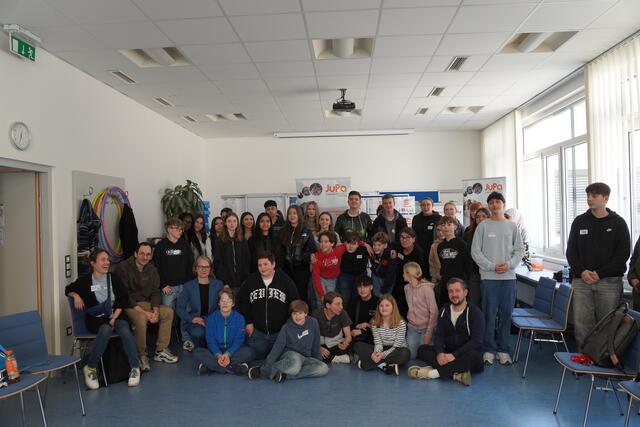 Die Kids hatten Verbesserungsvorschläge für den Bezirk gesammelt, die sie gemeinsam der Bezirksvorsteherin und der MA 42 präsentierten. | Foto: BV14