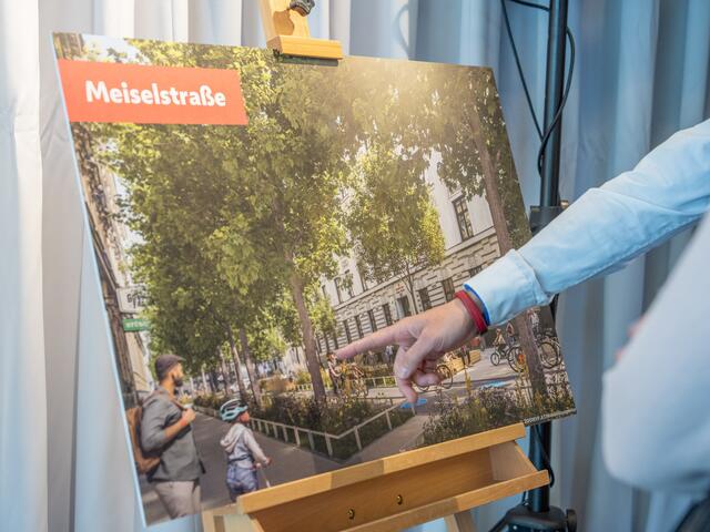 "Mein persönlicher Favorit ist die neue klimafitte Fahrradstraße in der Meiselstraße als weiterer Teil unserer neuen Top-Radverbindungen in den Westen Wiens", so Sima. | Foto: Valentina Marinelic/MeinBezirk