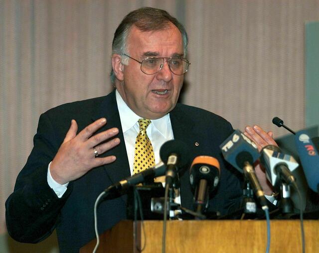 Schwimmer im Jahr 2000 während einer Rede. | Foto: Yuri Kochetkov / EPA / picturedesk.com