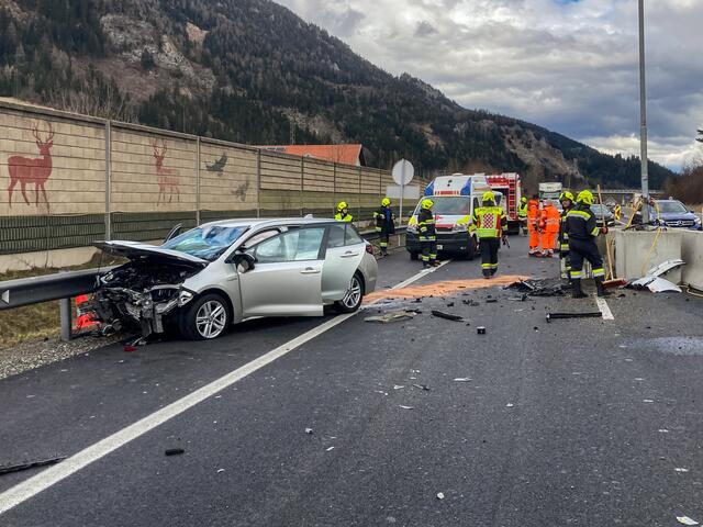 Ein Pkw mit zwei Insassen kollidierte im Bereich der Baustelleneinfahrt auf der A9 bei Mautern mit den Betonleitwänden und einer Straßenlaterne.  | Foto: Claudia Moisi, FF-Mautern