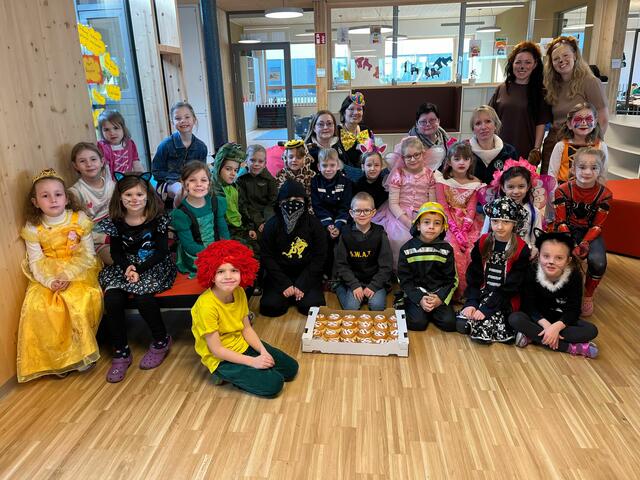 Strahlende Kinder bei der Faschingsfeier mit ihren Gratis-Krapfen. | Foto: Kiwanis