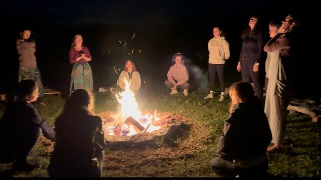 Ein nächtliches Lagerfeuer zum Abschluss des Tages. | Foto: Stefanie Grace Falkner