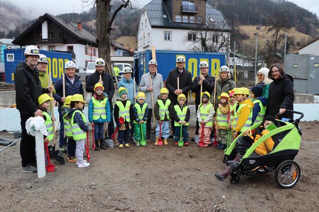Auch die Kindergartenkinder waren beim Spatenstich dabei. | Foto: Celina Leitner