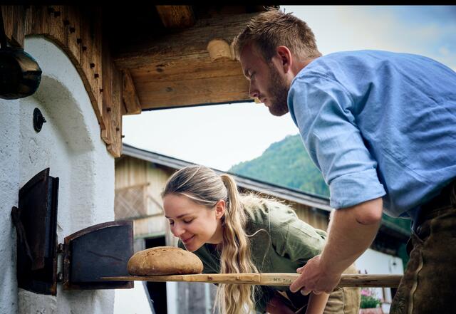 Paula Bründl mit Sebastian Kreuzer beim Brotbacken | Foto: Mirco Taliercio / Servus Magazin