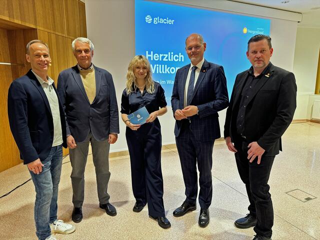 Keynote-Speaker Marcus Wadsak, Stephan Kriwanek (medizinischer Geschäftsführer Gesundheit Burgenland), Moderatorin Magdalena Wallis, Franz Öller (kaufmännischer Geschäftsführer Gesundheit Burgenland) und Markus Kalchbrenner (Nachhaltigkeits-Manager Gesundheit Burgenland). | Foto: Gesundheit Burgenland