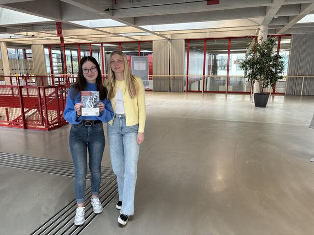 Lisa und Jana freuen sich, wenn sie als künftige Lehrerinnen in der Klasse unterrichten. | Foto: Lisa Gold