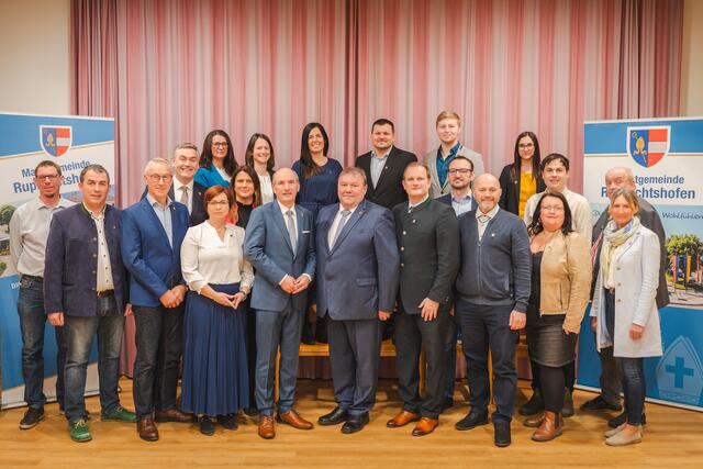 Vorne: Franz Babinger, Johannes Herzog, Herbert Sterkl, Daniela Schrattmaier, Johannes Scherndl, Leopold Gruber-Doberer, Richard Punz, Wolfgang Potzmader, Cornelia Wenninger, Manuela Resl-Köberl
Dahinter: Werner Gallistl, Maria Dachsberger, Martina Stadler, Martina Grill, Pamela Sturmlechner, Manuel Gruber, Christian Maldoner, Anton Hölzl, Sandra Schweiger, Peter Herzog, Leopold Mayerhofer | Foto: Gemeinde Ruprechtshofen