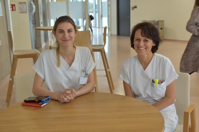 Die Jungärztin Franziska Jutz und die langjährige Pflegerin Nicole Adler berichten über ihre Tätigkeiten in der Klinik Oberwart. | Foto: Michael Strini
