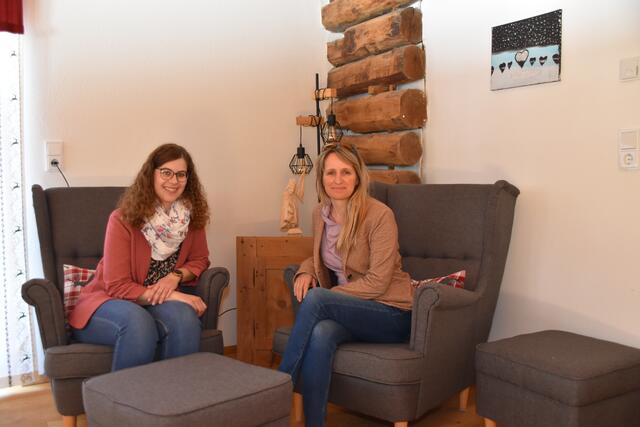 Bauherrin Sarah Pittracher mit Architektin Gertrud Tauber, die gemeinsam mit weiteren Experten auch jetzt wieder kostenlose Beratungen zu Leerstand durchführt. | Foto: Kainz