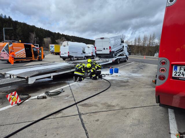 Ein Reifen des Sattelauflegers hatte zu brennen begonnen, dieser hatte drei Lieferwägen geladen. | Foto: FF Ligist