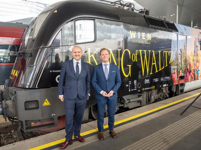 Wien-Tourismus-Direktior Norbert Kettner (r.) und ÖBB-Personenverkehr AG Vorstand Klaus Garstenauer bei der Taufe. | Foto: Valentina Marinelić/MeinBezirk