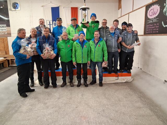 Vl. Rang 2: EC Brixen, Sieger: EC Oberndorf, Rang 3: EV St. Ulrich | Foto: Lea Kogler, Brigitte Müller