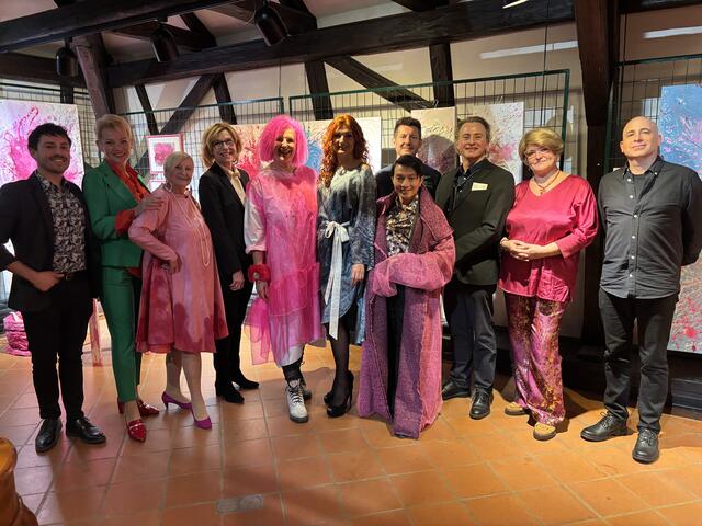 Bernhard Lukas Zmölnig ,Veronika Tiefenbacher (Künstlerin), Beatrix Vogl de Haas (Poesie), Andrea Völkl (Bürgermeisterin Stockerau), Ela Reitinger (Aktionskunst, Mode), Claudia Mark (Model), Markus Grabner (Gitarre ), Alexander Eisenmann (Saxophon), Mona Bartel Juschitz (Jazzgesang), Christian Lind (Kontrabass) 
Vorne: Nhut La Hong (Mode Designer) | Foto: Victoria Edlinger