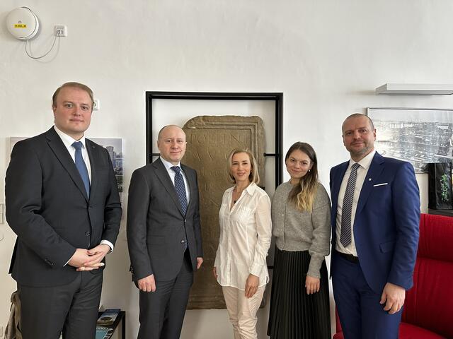 Stefan Haböck (Ukrainian-Austrian-Association), der Ukrainische Botschafter Vasyl Khymynets, Tanja Pikush, Viktoria Riedler und Stadtrat Thomas Rammerstorfer. | Foto: MeinBezirk