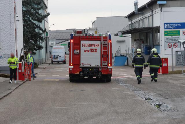 Die Feuerwehr musste ins Welser Industriegebiet im Stadtteil Pernau ausrücken, um Gefahrstoff bei einem Chemieunternehmen zu binden. | Foto: laumat.at