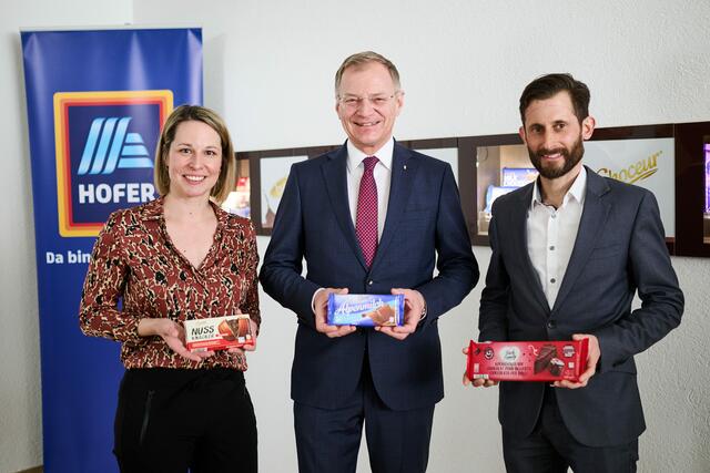 Landeshauptmann Thomas Stelzer (ÖVP) folgte der Einladung von Hofer und besuchte die eigene Schokoladefabrik in Sattledt. | Foto: Hofer