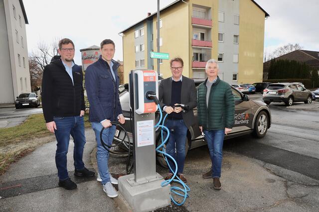 Freude über die neuen Ladepunkte bei Martin Kröpfl, Christoph Ehrenhöfer, Marcus Martschitsch und Franz Rath (v. l.). | Foto: Alfred Mayer