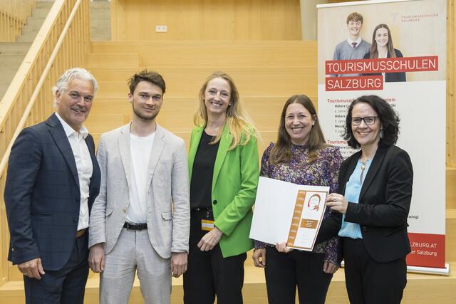 Landesrätin Daniela Gutschi mit Robert Tschaut (Fachinspektor für Bewegungserziehung und Sport der Bildungsdirektion Salzburg) mit Philip Hornegger, Gabriele Tischler und Miriam Aspernig (alle Tourismusschule Kleßheim). | Foto: Land Salzburg/Neumayr/Leopold
