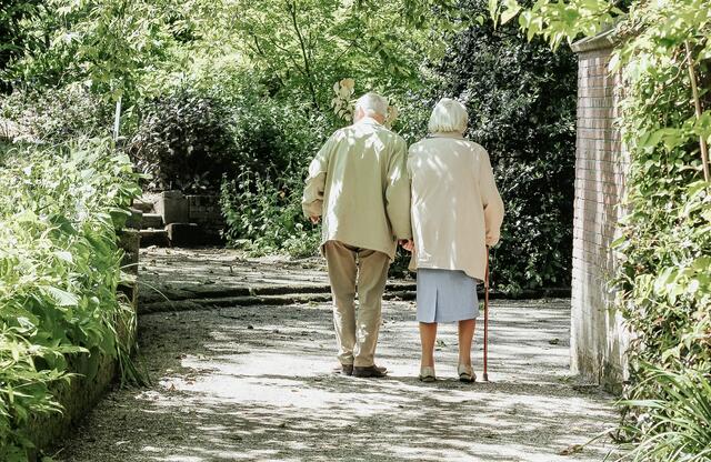 Ob in der Stadt oder am Land: Seniorinnen und Senioren legen tendenziell mehr Alltagswege zu Fuß zurück als die jüngere Generation. | Foto: micheile henderson / Unsplash
