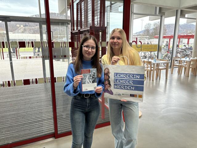 Lisa und Jana freuen sich, wenn sie als künftige Lehrerinnen in der Klasse unterrichten. | Foto: Lisa Gold