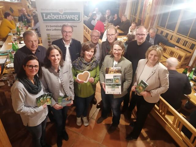 Bildtext: Beim Lebensweg-Stammtisch in Loibersdorf (v.l.): Projektbetreuerin Irene Kamleithner, die Vorstandsmitglieder Benno Sulzberger mit Elisabeth Schmid (Gästering Waldviertel) und Tom Bauer (Geschäftsführer der Destination Waldviertel GmbH), Monika Mach, Friedrich Fürst, Franz Lumesberger, Obfrau Christina Martin, Paul Schachenhofer und Veronika Schroll. | Foto: Verein Lebensweg