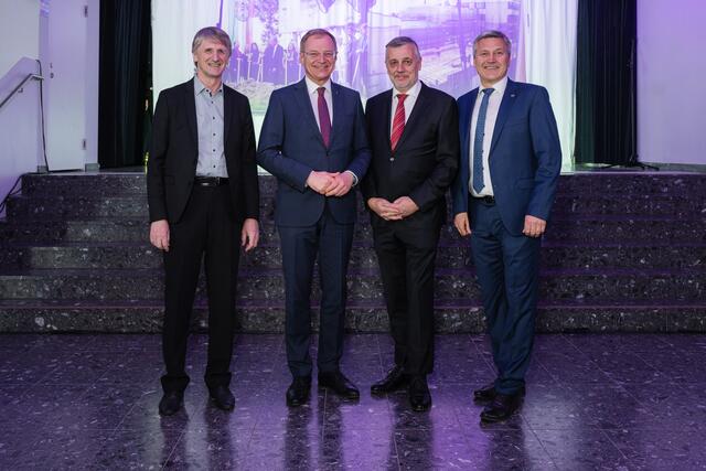 Die beiden Schuldirektoren Josef Enzenhofer (l.) und Herbert Panholzer (r.) konnten Landeshauptmann Thomas Stelzer und OÖ. Bildungsdirektor Alfred Klampfer begrüßen. | Foto: Tourismusschulen/Michael Wöß