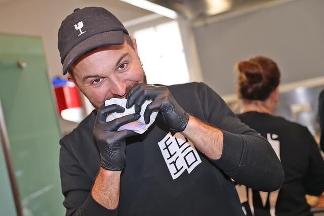 Martin Eder vom Restaurant furo kocht in der Pop up-Küche im ehemaligen Fisch Krieg | Foto: Uwe Brandl