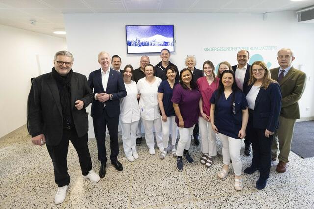 Gesundheitsstadtrat Peter Hacker (SPÖ) (l.) und die Staatssekretärin für Gesundheit, Königsberger-Ludwig (SPÖ) (r.) bei der feierlichen Eröffnung am Donnerstag in Favoriten. | Foto: ÖGK/Biller